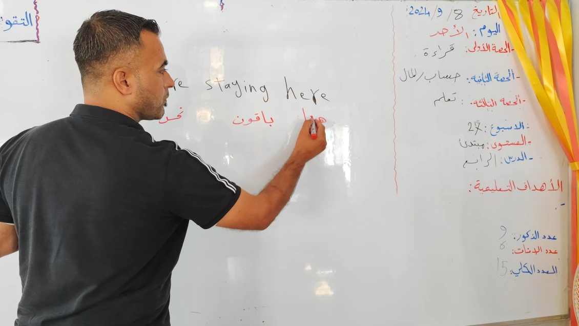 حمود يدرس في صفه في واحد من مراكز التعليم المؤقت المدعومة من قبل منظمة الناس في حاجة
